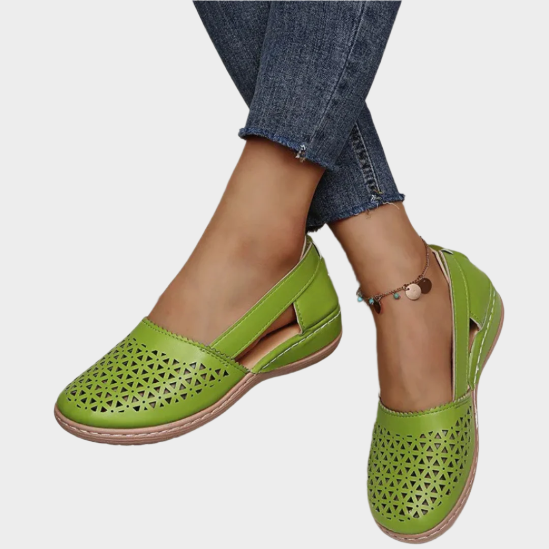 Anatomické kožené baleríny s výrezmi a stuhou