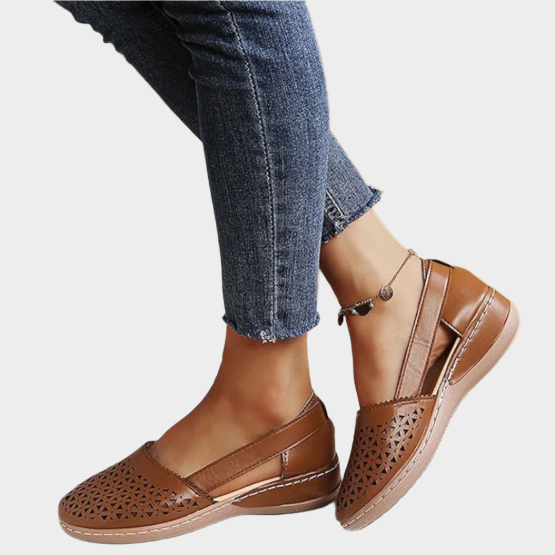 Anatomické kožené baleríny s výrezmi a stuhou